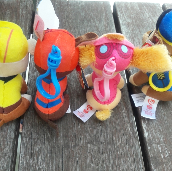 PAW Patrol 3 Face Masks and 4 Plush Clips - Picture 4 of 4